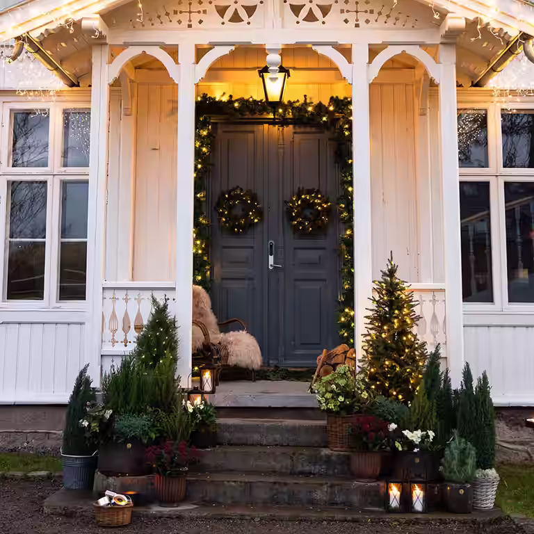 Decorate the entrance for Christmas
