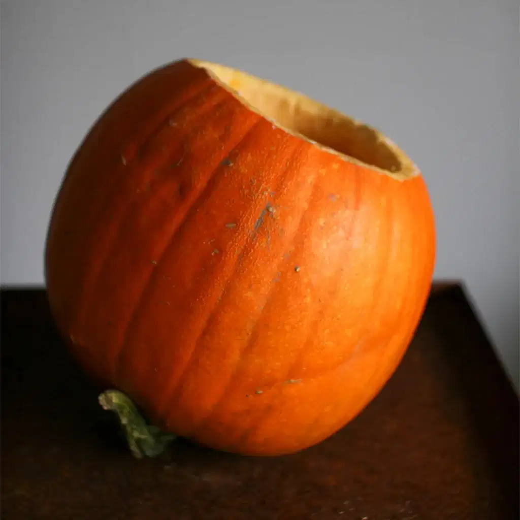 2. Skjær av toppen eller bunnen og tøm gresskaret