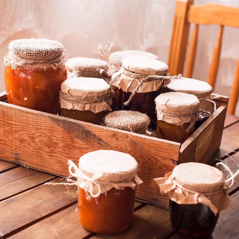 Lag hjemmelaget syltetøy og marmelade av bær og frukt 