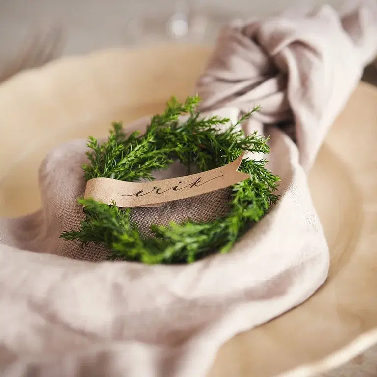 Make your own mini wreaths for table decoration