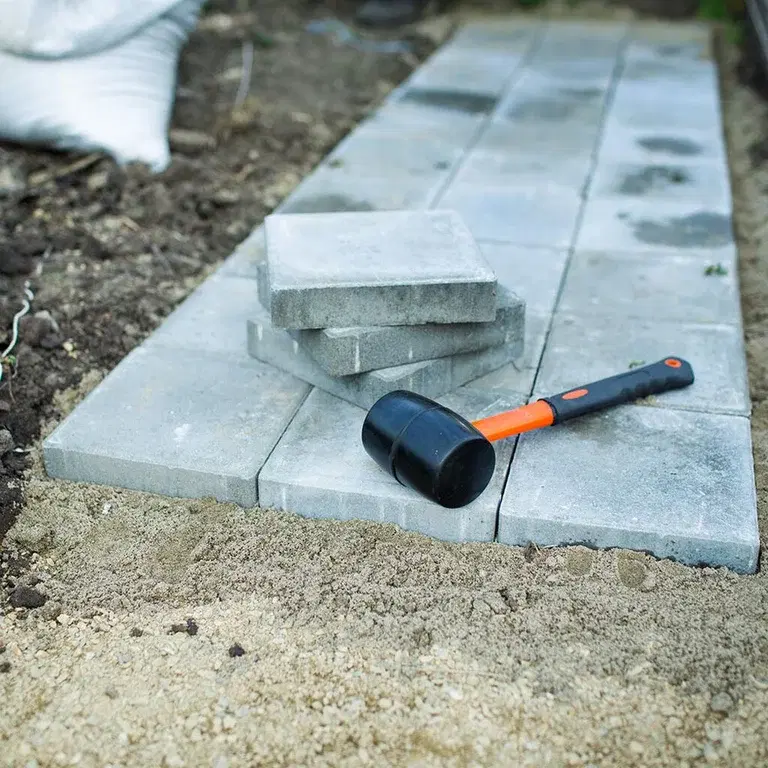 Lage hagesti – slik anlegger du en sti i hagen 