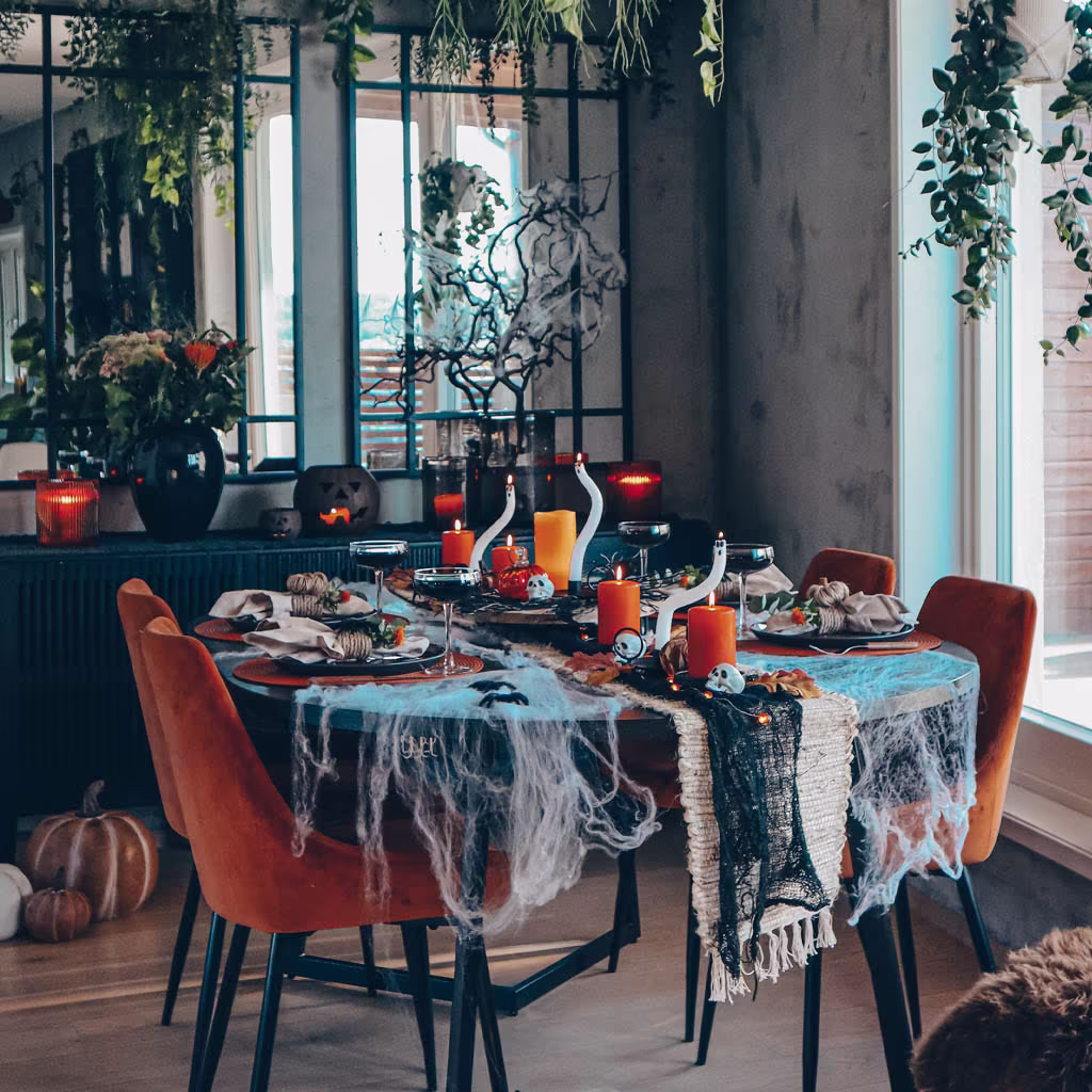 Skal du ha halloweenfest? Her er tips til to ulike måter å pynte bordet på 