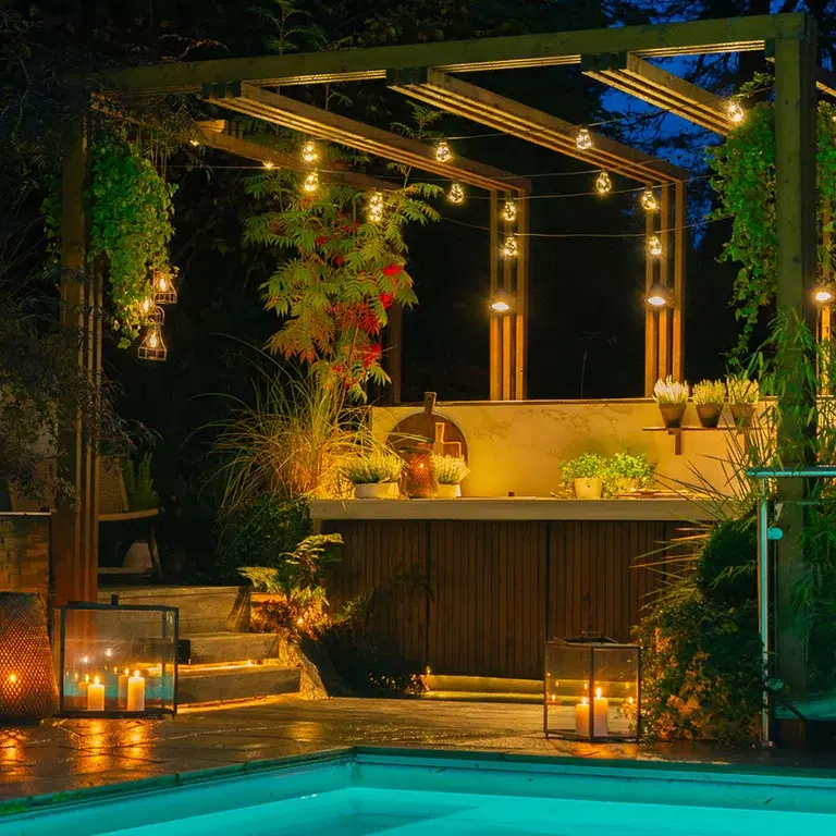 Garden visit: Hanne creates a magical autumn atmosphere with lights in the outdoor space