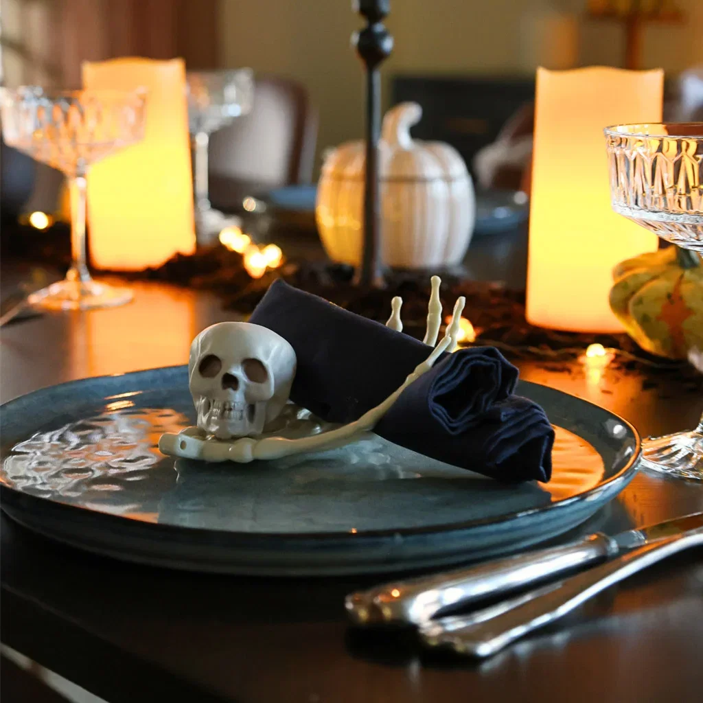 Skal du ha halloweenfest? Her er tips til to ulike måter å pynte bordet på 