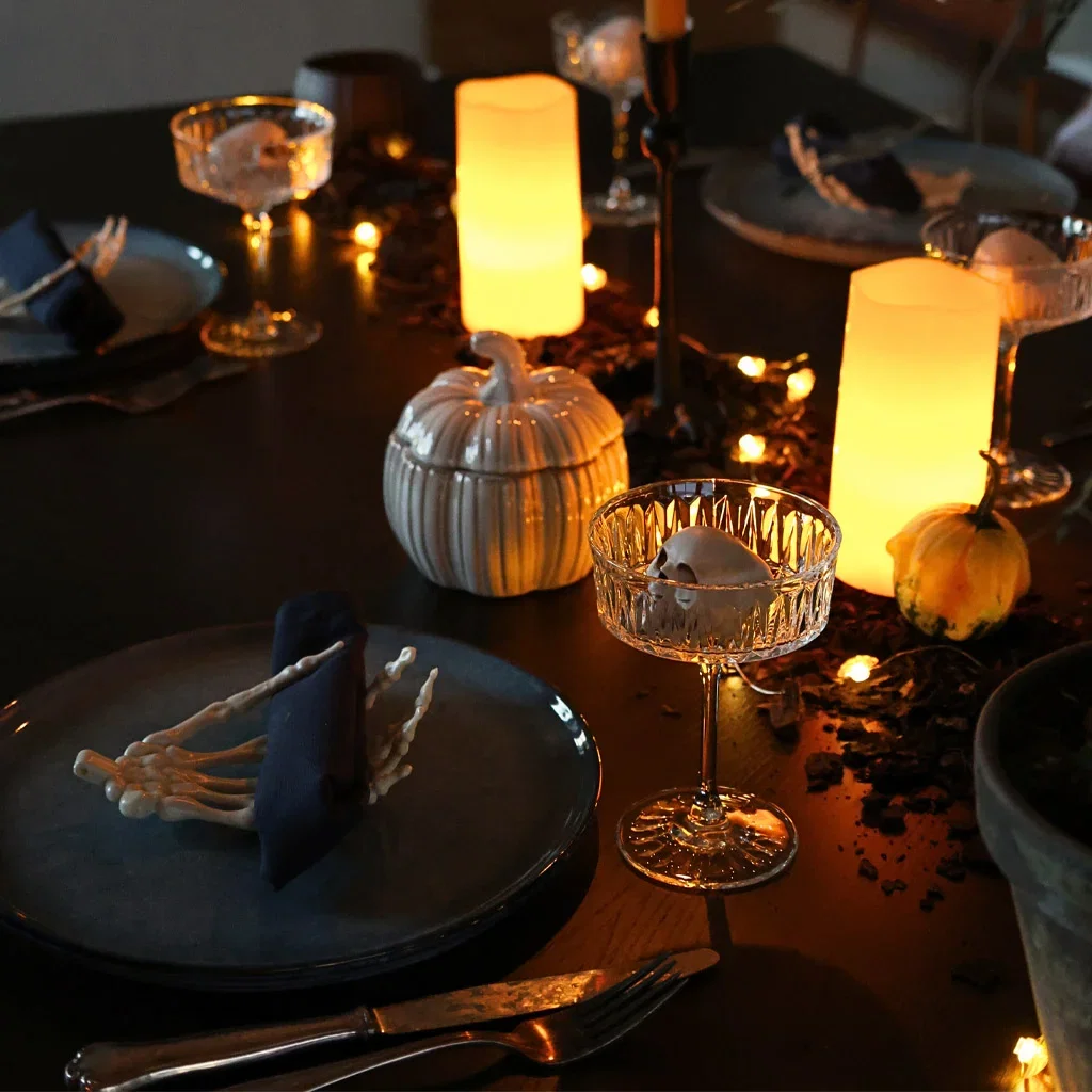 Skal du ha halloweenfest? Her er tips til to ulike måter å pynte bordet på 