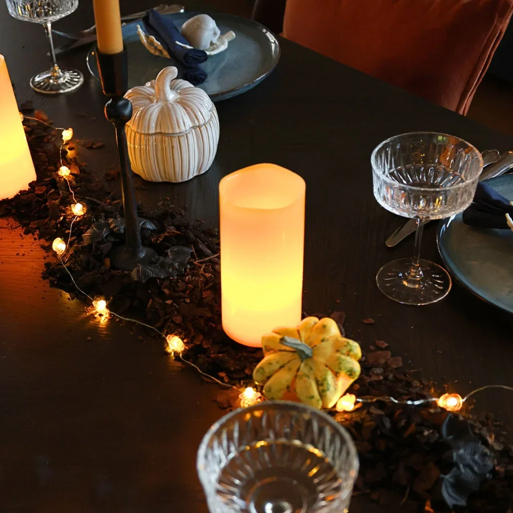 Skal du ha halloweenfest? Her er tips til to ulike måter å pynte bordet på 