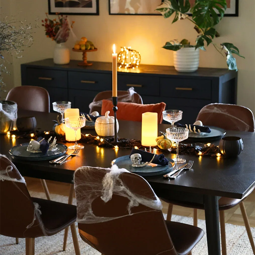 Skal du ha halloweenfest? Her er tips til to ulike måter å pynte bordet på 