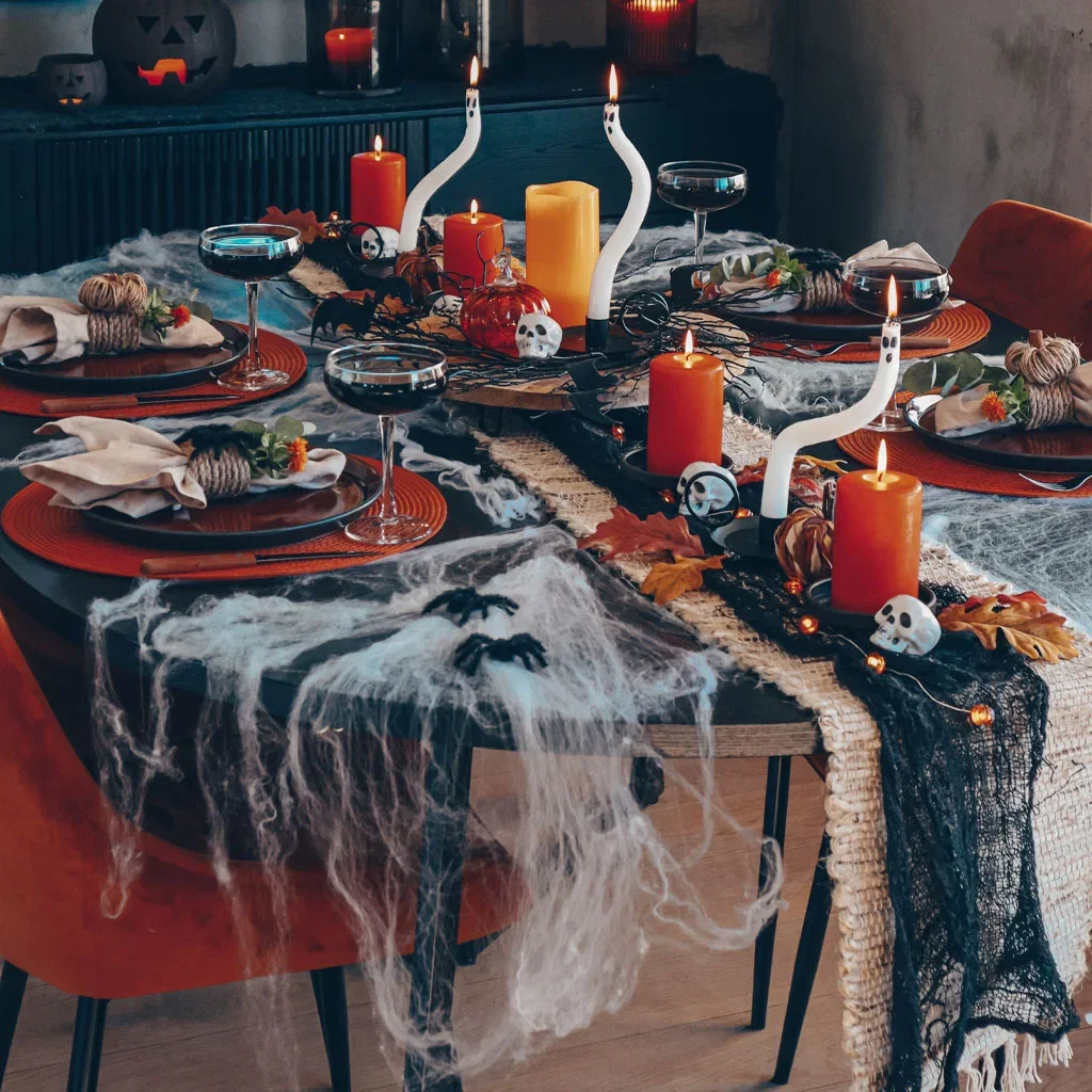 Skal du ha halloweenfest? Her er tips til to ulike måter å pynte bordet på 