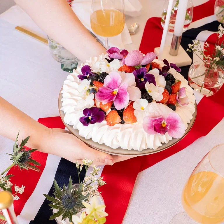 Pynt bordet til 17. mai med blomster og dekorasjoner i rødt, hvitt og blått