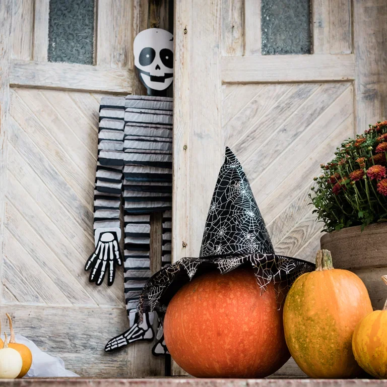 Pynt inngangspartiet til Halloween – skummel stemning på enkelt vis 