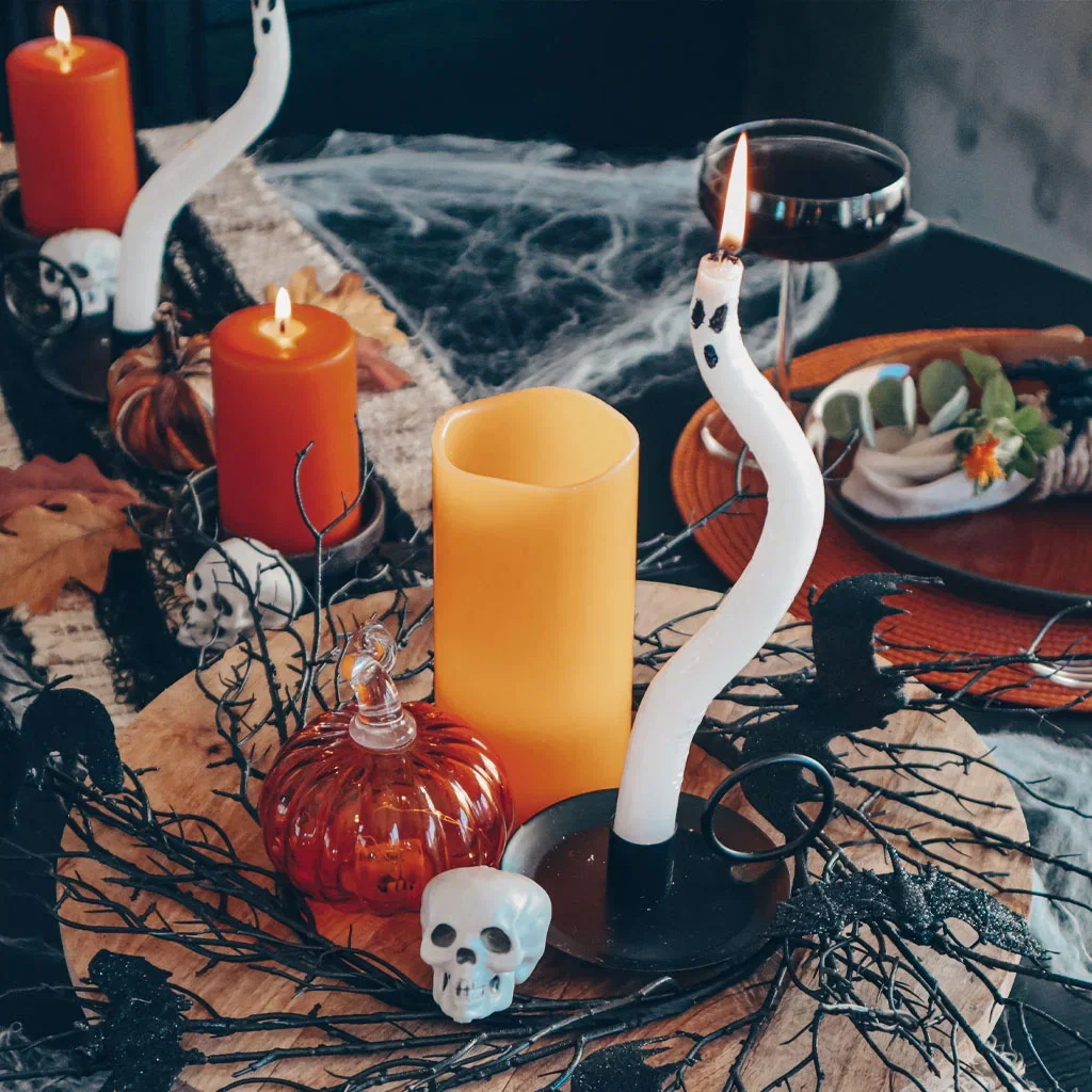 Skal du ha halloweenfest? Her er tips til to ulike måter å pynte bordet på 