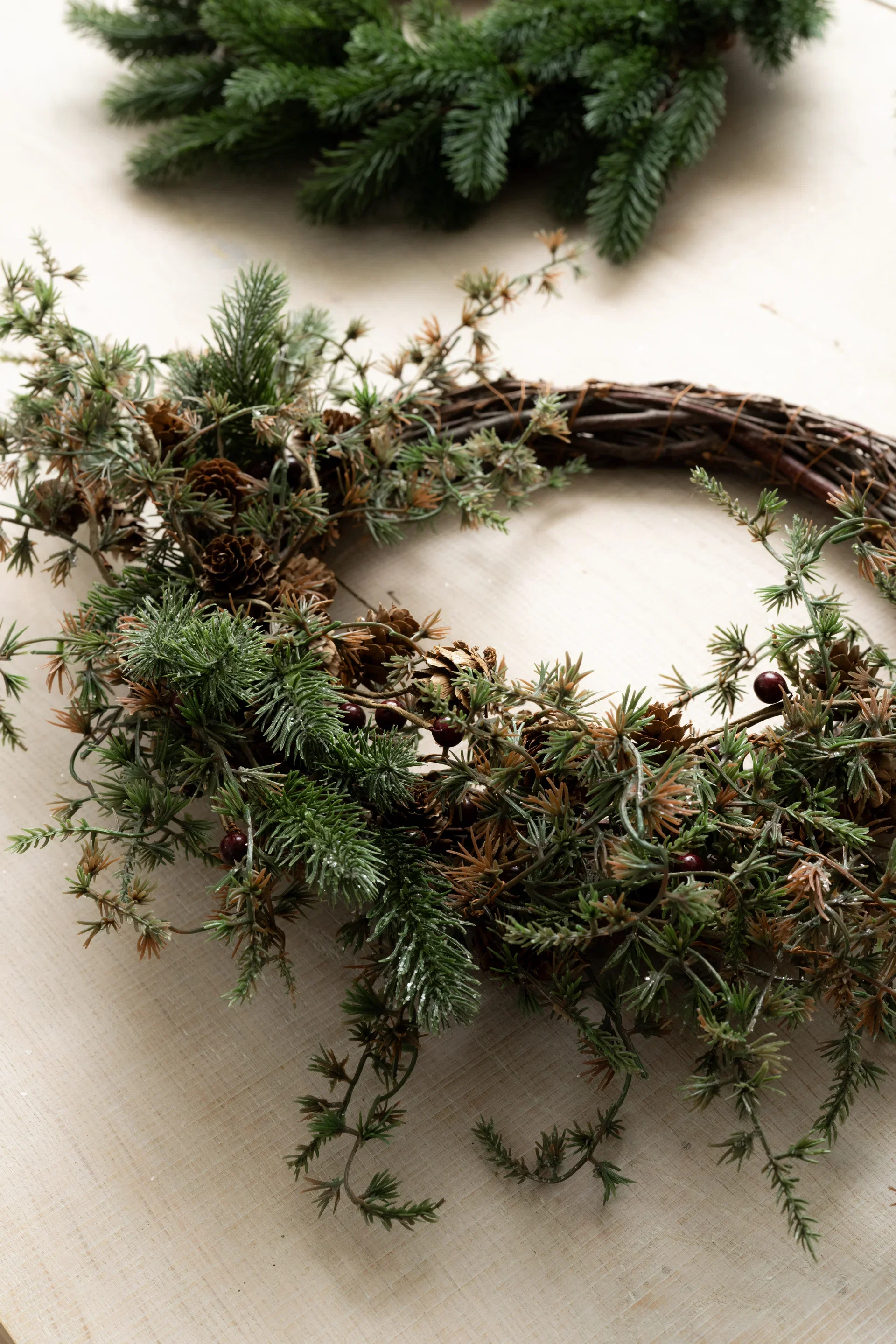 Krans med kongler og greiner, kunstig