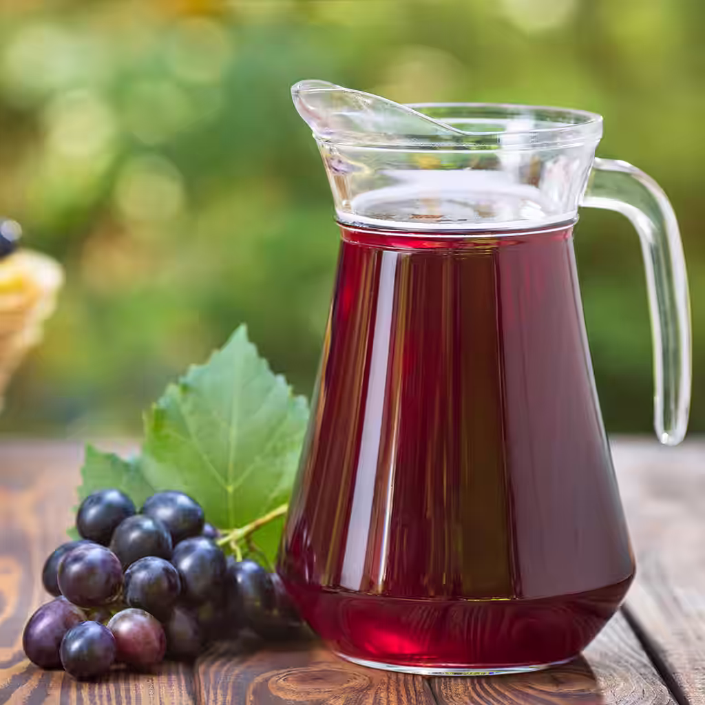 Lag hjemmelaget saft av bær og frukt