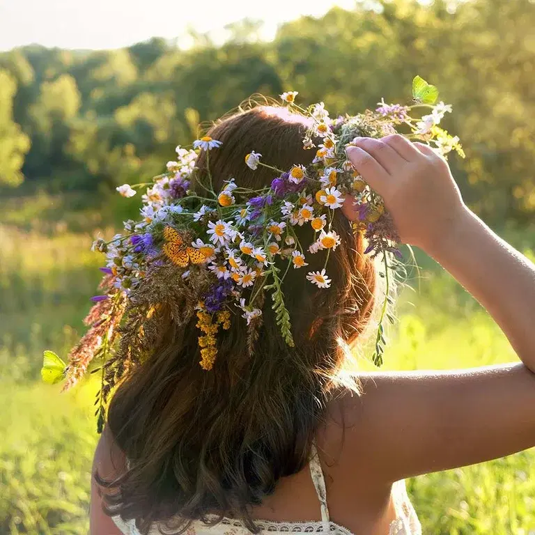 Enkle trinn for å lage din egen blomsterkrans