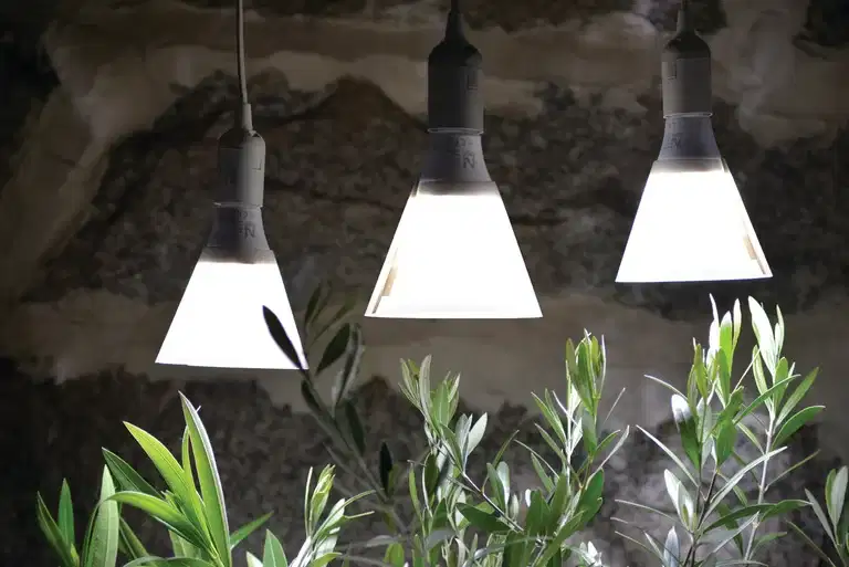 Plantelys LED-lampe med skjerm 15W E27