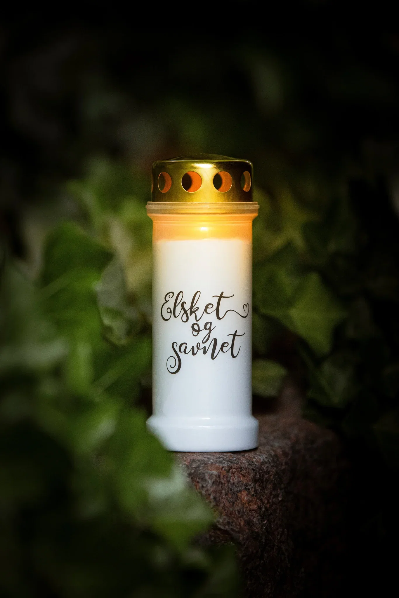 Gravlys 'Elsket og savnet'