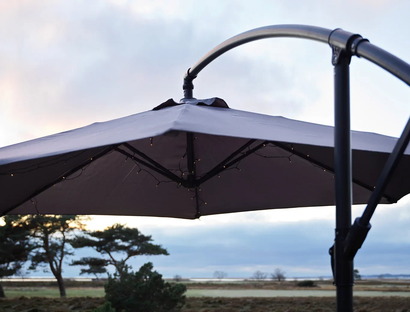 Parasollbelysning solcelledrevet