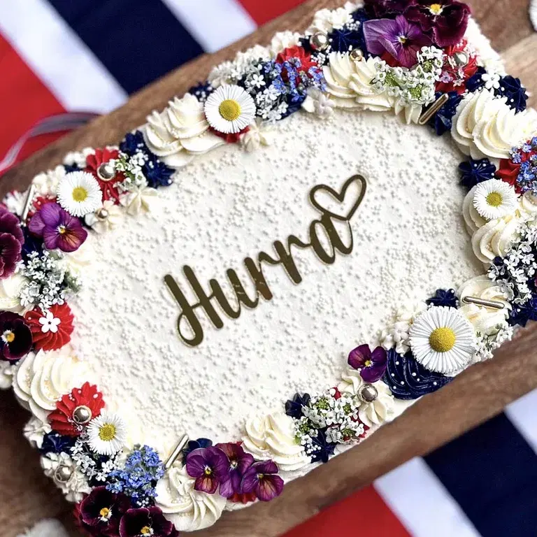 17. mai-kake med spiselige blomster - her er oppskriften