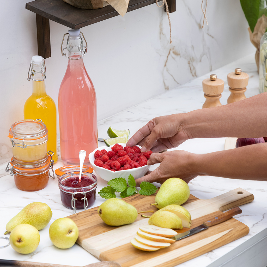 Lag hjemmelaget saft av bær og frukt